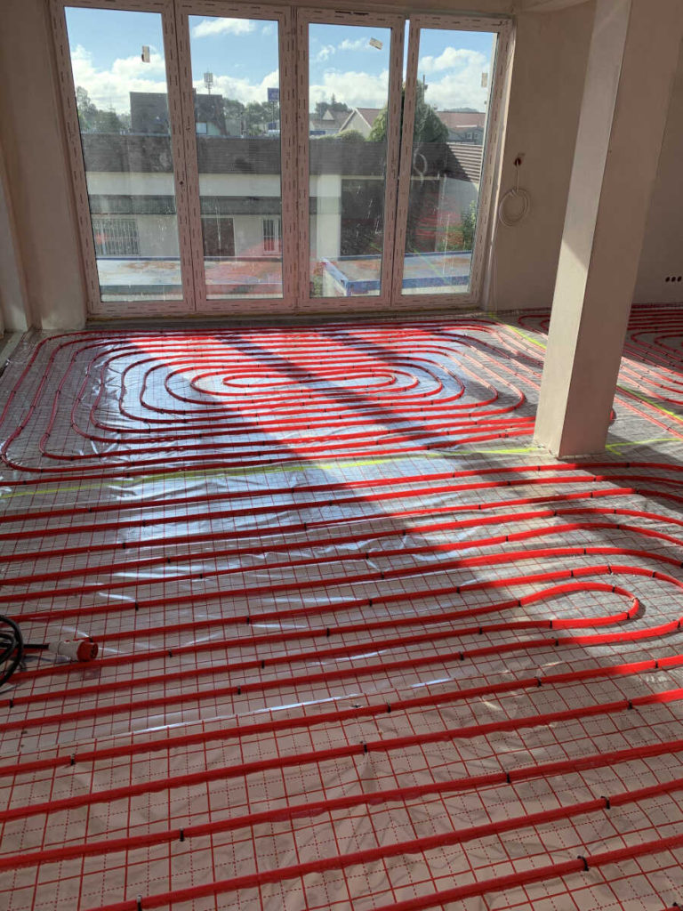 Montaż systemu ogrzewania podłogowego i wentylacji